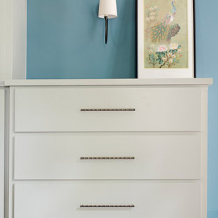 Bild på en vintage hall, med blå väggar