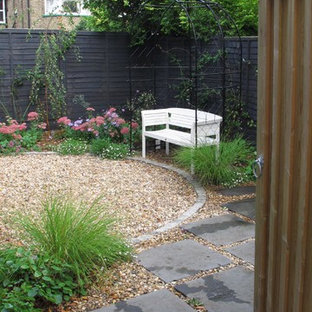 ロンドンの小さいトラディショナルスタイルのおしゃれな裏庭のテラス (砂利舗装、ガゼボ・カバナ) の写真