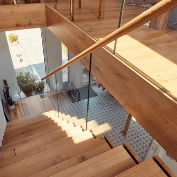 Kragarmtreppe mit Weißglas und wilder Eiche