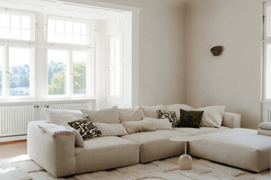 Mittelgroßes, Repräsentatives, Offenes Modernes Wohnzimmer mit beiger Wandfarbe, braunem Holzboden, verstecktem TV, braunem Boden und gewölbter Decke in Stuttgart