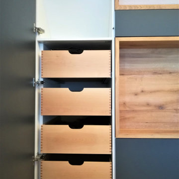 Kleiderschrank Dachschräge mit TV-Inlay in Antrazit mit Eiche kombiniert