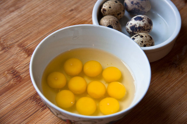 Как разбивать перепелиные яйца