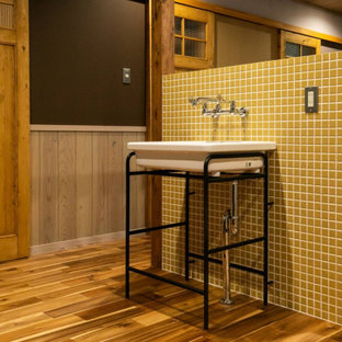 Esempio di una lavanderia multiuso minimal di medie dimensioni con nessun'anta, paraspruzzi con piastrelle a mosaico, pavimento in legno massello medio, soffitto in perlinato e carta da parati