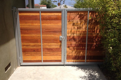 Inspiration for a modern landscaping in Los Angeles.