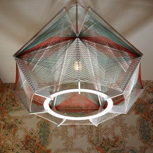 Exempel på en mellanstor eklektisk entré, med orange väggar, ljust trägolv, en dubbeldörr och ljus trädörr