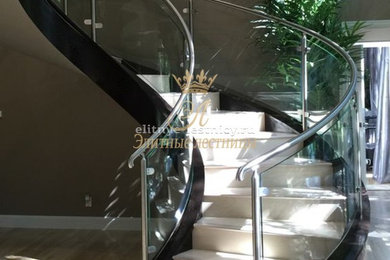 Мраморная лестница, облицовка двумя видами мрамора, стеклянное ограждение