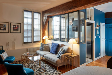 Idées déco pour une salle de séjour contemporaine de taille moyenne et ouverte avec un mur blanc, parquet foncé, une cheminée ribbon, un manteau de cheminée en plâtre, un téléviseur fixé au mur et un sol marron.