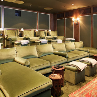 Exemple d'une salle de cinéma méditerranéenne fermée avec un mur vert, moquette et un sol vert.