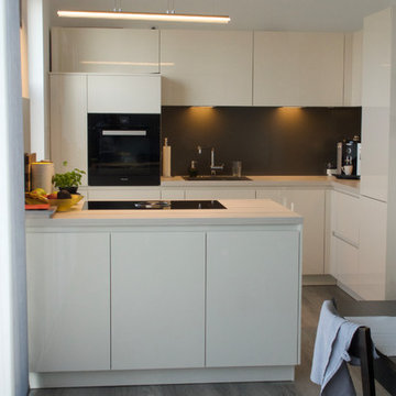 Moderne Küche in weiß mit Kücheninsel