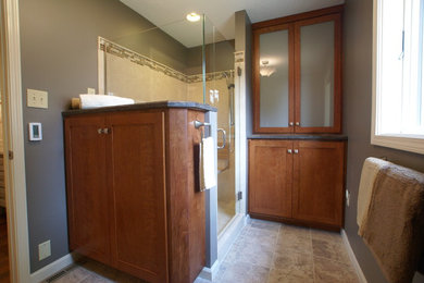 Bathroom - contemporary bathroom idea in St Louis
