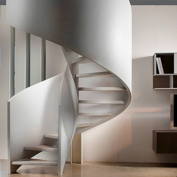 Escalier à vrille en bois avec garde-corps en bois