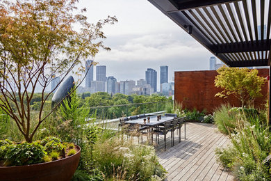 Inspiration for a small contemporary drought-tolerant and partial sun rooftop metal fence landscaping in Toronto with decking for fall.