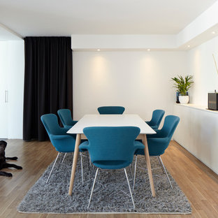 ケルンの中サイズのコンテンポラリースタイルのLDKの画像 (白い壁、無垢フローリング、暖炉なし)