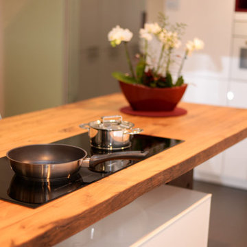 Kochinsel mit Altholz und industrial design