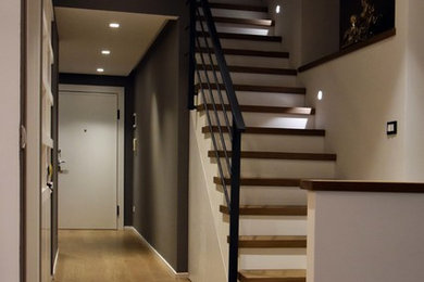 Foto di una scala a rampa dritta contemporanea con pedata in legno e parapetto in metallo