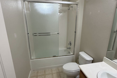 Minimalist bathroom photo in Sacramento