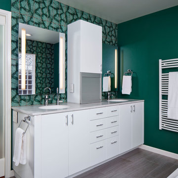 RICH GREEN AND WHITE MASTER BATH