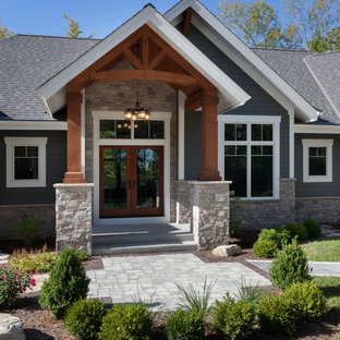 Großes, Einstöckiges, Graues Uriges Einfamilienhaus mit Betonfassade, Satteldach und Schindeldach in Milwaukee