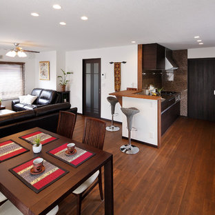 Пример оригинального дизайна: гостиная-столовая в восточном стиле с белыми стенами, паркетным полом среднего тона и коричневым полом