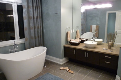 Inspiration for a timeless bathroom remodel in Toronto