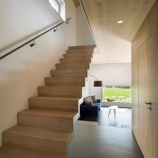 Выдающиеся фото от архитекторов и дизайнеров интерьера: маленькая прямая лестница в современном стиле с деревянными ступенями и деревянными подступенками