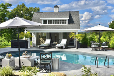 Foto de casa de la piscina y piscina natural ecléctica de tamaño medio a medida en patio trasero con adoquines de hormigón