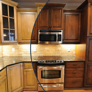 Foto på ett mellanstort funkis kök, med skåp i mörkt trä, granitbänkskiva, stänkskydd i terrakottakakel och mellanmörkt trägolv