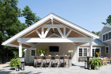 Esempio di un grande patio o portico tradizionale dietro casa con un tetto a sbalzo