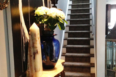 Example of an eclectic staircase design in Toronto