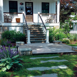 Mittelgroßer, Halbschattiger Stilmix Garten im Sommer, hinter dem Haus mit Dielen in New York