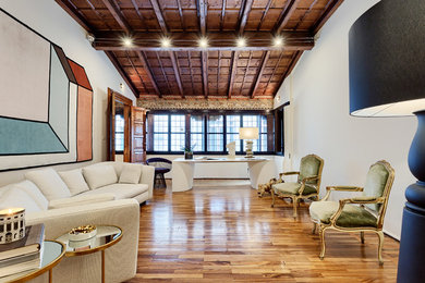 This is an example of a contemporary family room in Bologna.