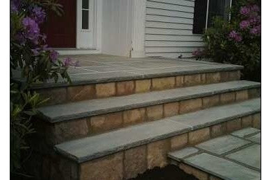 Inspiration for a transitional landscaping in New York.