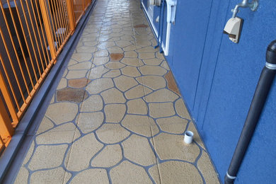 通路の床面のタイル風塗装