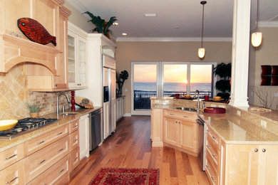 Example of a classic kitchen design in Tampa