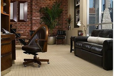 Home office photo in Toronto