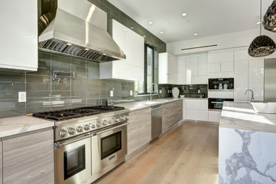 Example of a trendy kitchen design in Los Angeles