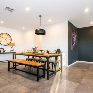 キャンベラの巨大なコンテンポラリースタイルのLDKの画像 (白い壁、セラミックタイルの床、暖炉なし)