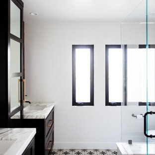 Badezimmer mit Kassettenfronten und Falttür-Duschabtrennung Ideen