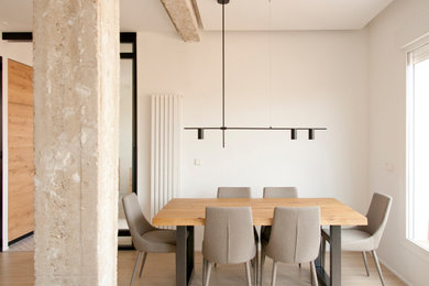 Modelo de comedor contemporáneo de tamaño medio con paredes blancas y suelo beige