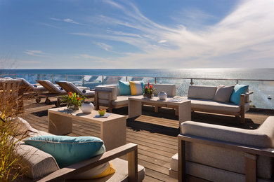 Example of a trendy deck design in Boston