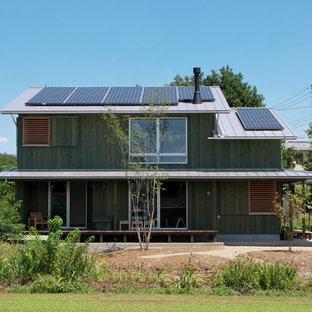 他の地域の和風のおしゃれな家の外観 (木材サイディング、緑の外壁、切妻屋根) の写真