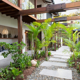 Kolonialstil Vorgarten mit Gartenweg in Cairns