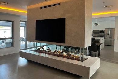 Foto de salón abierto moderno grande con televisor colgado en la pared