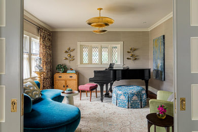 Modelo de sala de estar con rincón musical cerrada tradicional renovada de tamaño medio sin chimenea y televisor con paredes beige y suelo de madera en tonos medios