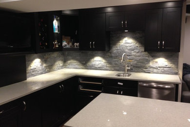 Example of a minimalist l-shaped kitchen design in Toronto with an island