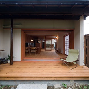 他の地域の小さいアジアンスタイルのおしゃれな裏庭のデッキ (張り出し屋根) の写真