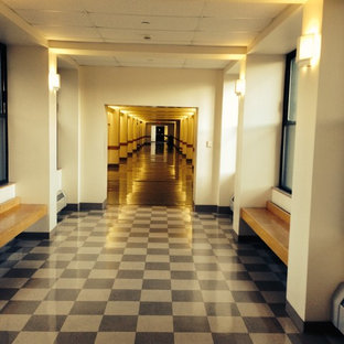 Idéer för stora vintage hallar, med vita väggar och vinylgolv