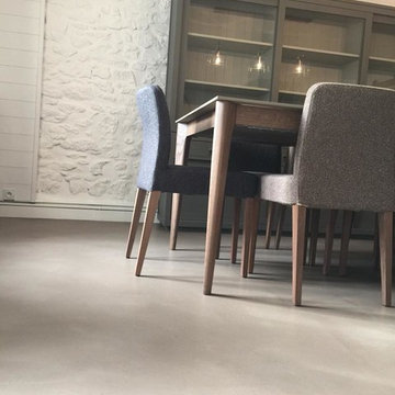 Rénovation d'un salon à Saint-Briac : sol Wax-Béton & badigeons sur pierre