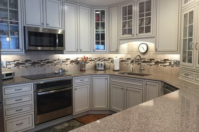 Transitional kitchen photo in St Louis