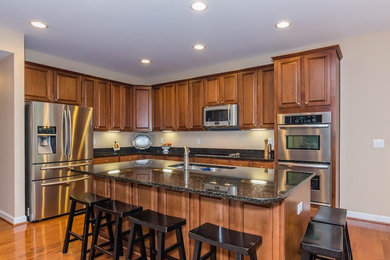 Kitchen - transitional kitchen idea in Raleigh